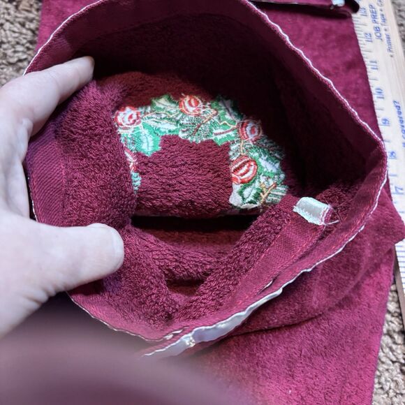 Trim A Home Christmas Presents Red Bathroom Towel Set 3 pieces Wreath design Cot - Picture 8 of 11